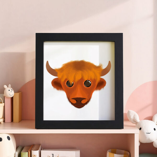 Illustration d’un yak souriant dans un cadre noir, posé dans une chambre d’enfant.