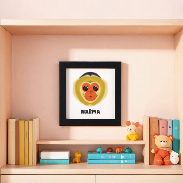 Illustration d’un capucin souriant et le prénom Naïma en dessous dans un cadre noir, posé dans une chambre d’enfant.