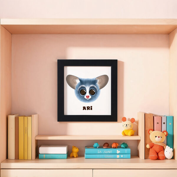 Illustration d’un galago souriant et le prénom Ari en dessous dans un cadre noir, posé dans une chambre d’enfant.