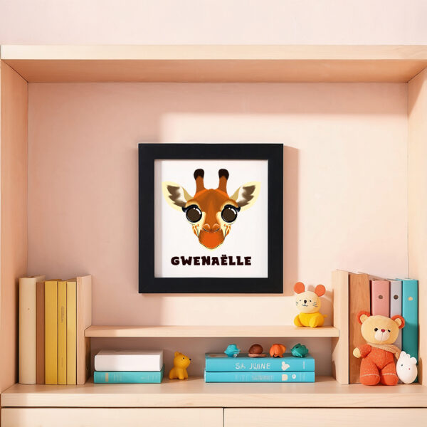 Illustration d’une girafe souriante et le prénom Gwenaëlle en dessous dans un cadre noir, posé dans une chambre d’enfant.