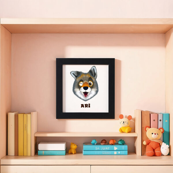 Illustration d’un loup faisant la grimace et le prénom Ari en dessous dans un cadre noir, posé dans une chambre d’enfant.