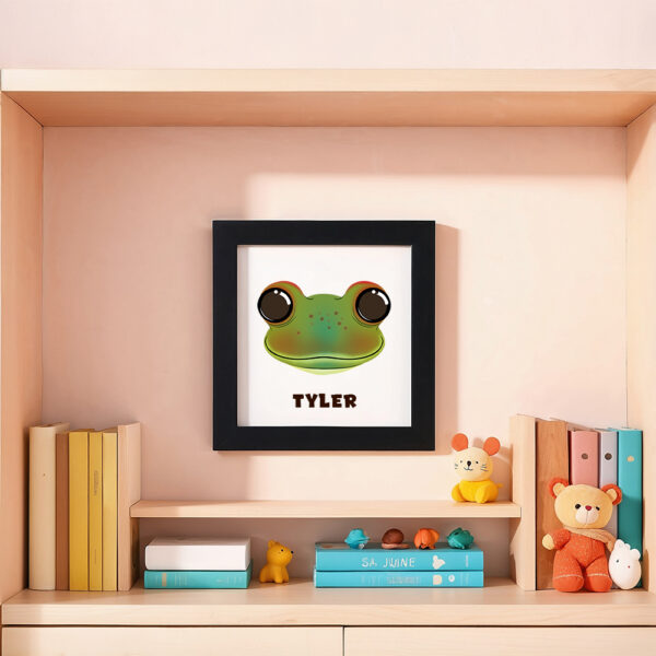 Illustration d’une rainette souriante et le prénom Tyler en dessous dans un cadre noir, posé dans une chambre d’enfant.