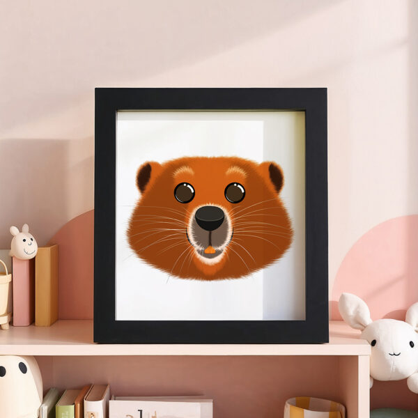 Illustration d’un castor laveur souriant dans un cadre noir, posé dans une chambre d’enfant.