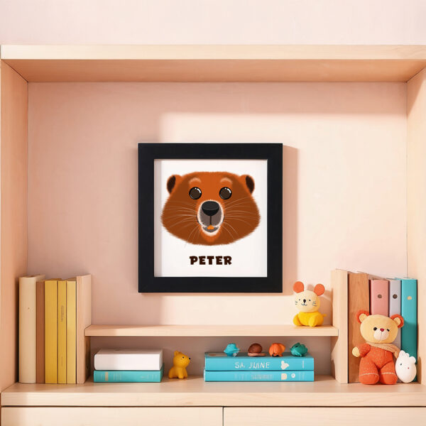 Illustration d’un castor souriant et le prénom Hana en dessous dans un cadre noir, posé dans une chambre d’enfant.