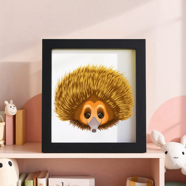 Illustration d’un échidné souriant dans un cadre noir, posé dans une chambre d’enfant.
