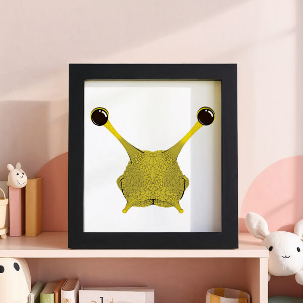 Illustration d’un escargot souriant dans un cadre noir, posé dans une chambre d’enfant.