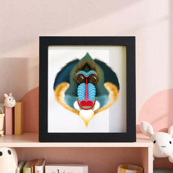 Illustration d’un mandril souriant dans un cadre noir, posé dans une chambre d’enfant.
