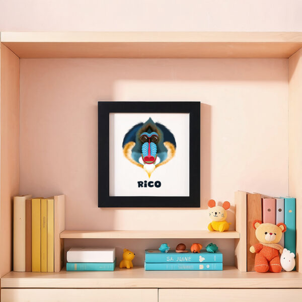 Illustration d’un mandril souriant et le prénom Noé en dessous dans un cadre noir, posé dans une chambre d’enfant.