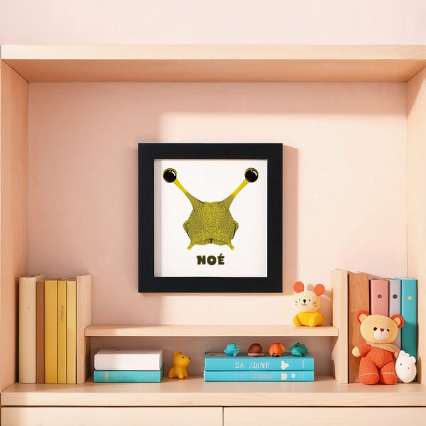 Illustration d’un escargot souriant et le prénom Noé en dessous dans un cadre noir, posé dans une chambre d’enfant.